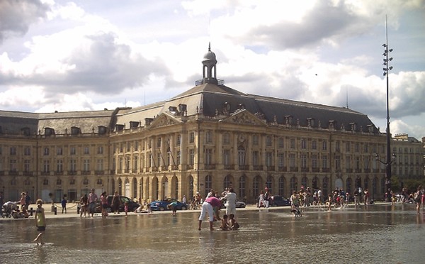 BORDEAUX - PLACE DE LA BOURSE ET LE MIROIR D'EAU 