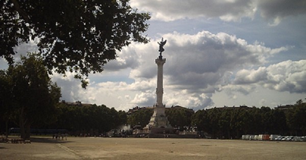 BORDEAUX -   MONUMENT AUX GIRONDINS VUE DE LOIN 